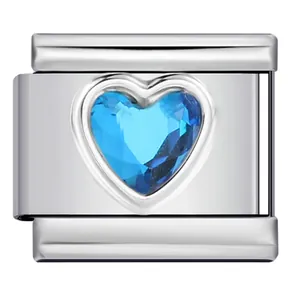 Detailansicht eines Edelstahl-Italienischen Charms mit einem funkelnden blauen Herzkristall