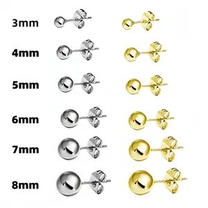 Pendientes de bola en varios tamaños de 3 mm a 8 mm en acabados oro y plata.