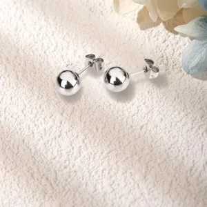 Pendientes de bola minimalistas de acero inoxidable plateado con acabado pulido brillante