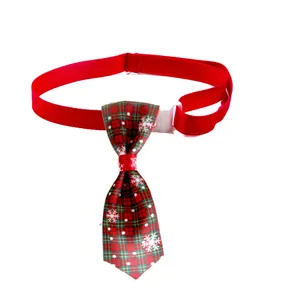 Détail du collier cravate de Noël pour animaux avec motif écossais et flocons.