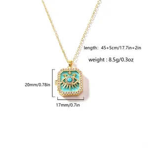 Detail van turquoise zon medaillon ketting met zirkoon rand en maataanduidingen.
