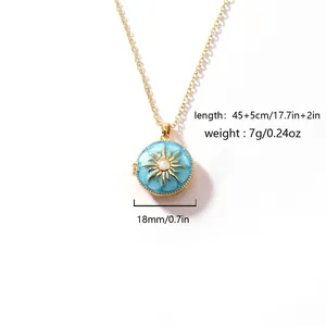 Detailopname van roestvrijstalen blauwe zon-medaillonketting met 18 mm maataanduiding.