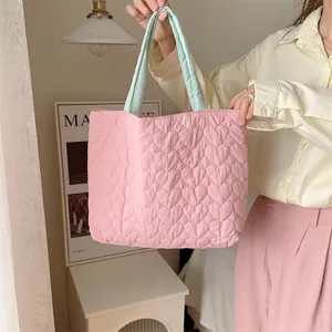 Süße rosa gesteppte Tragetasche mit Herzmuster und hellgrünen Griffen für den Alltag