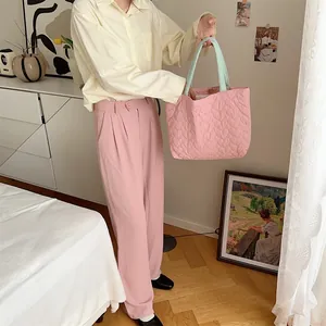 Süße rosa gesteppte Herz-Tragetasche in gemütlichem Lifestyle-Ambiente mit Pastellfarben