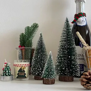 Set aus drei grünen Mini-Weihnachtsbäumen mit Holzsockel für festliche Weihnachtsdekoration