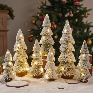 Set aus beflockten Mini-Weihnachtsbäumen mit warmen LED-Lichtern auf Holzsockeln