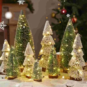 Set aus Mini-Weihnachtsbäumen mit LED-Lichtern für festliche Tischdekoration im Haus.