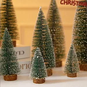 Mini-Weihnachtsbäume mit künstlichem Schnee für die festliche Tischdekoration zu Hause