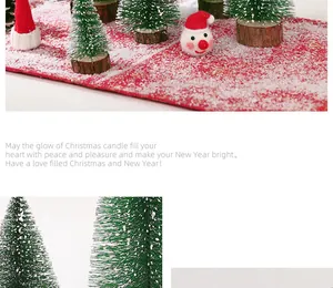 Makroansicht von Mini-Weihnachtsbäumen mit Holzsockel für die festliche Tischdeko