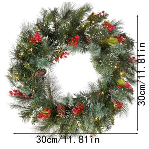 30cm Weihnachtskranz dekoriert mit roten Beeren, Tannenzapfen und warmen LED-Lichtern