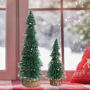 Twee mini besneeuwde ceder kerstbomen op een vensterbank met een feestelijk winter decor