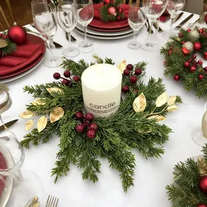 Corona de velas de agujas de pino artificial con bayas rojas para mesa navideña.
