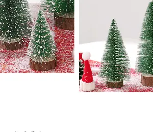 Detailansicht kleiner geflockter Weihnachtsbäume für festliche Tischdekoration.