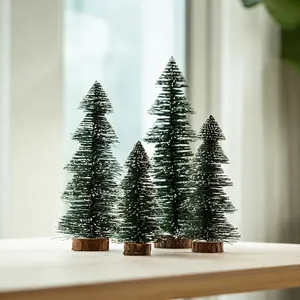 Set van vier mini besneeuwde kerstbomen met houten voet voor feestelijke tafeldecoratie