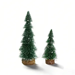 Zwei kleine schneebedeckte Weihnachtsbäume auf Holzsockel für die Tischdekoration