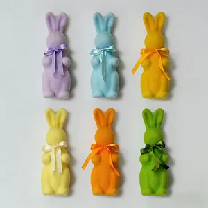 Ensemble de six lapins de Pâques floqués colorés avec des nœuds en satin pour fête.
