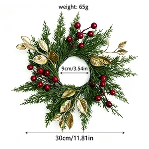 Corona de Navidad de agujas de pino con bayas rojas y hojas doradas decorativo