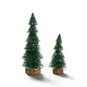 Set van twee mini besneeuwde kerstbomen op houten voet voor sfeervolle tafeldecoratie