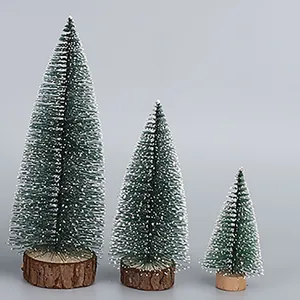 Drei kleine künstliche Weihnachtsbäume mit Schneeeffekt und Holzsockel im Set