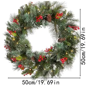 Detailansicht der Größe des Weihnachtskranzes mit roten Beeren und warmen Lichter.