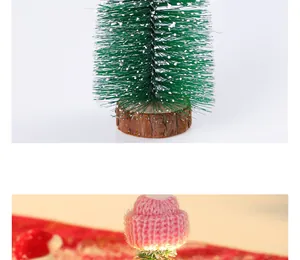 Detailansicht des Mini-Weihnachtsbaums mit Holzbasis und rosa Strickmütze Zubehör