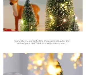 Nahaufnahme eines Mini-Weihnachtsbaums mit warmer LED-Lichterkette zur Dekoration