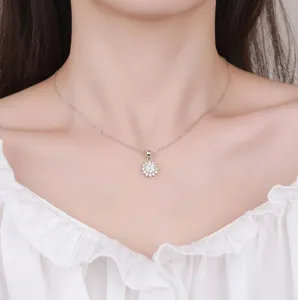 Elegante S925 Silber Moissanit Sonnenblumen Halskette an einem Model Detailansicht