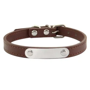 Primo piano del collare per cani in pelle marrone con targhetta identificativa vuota.