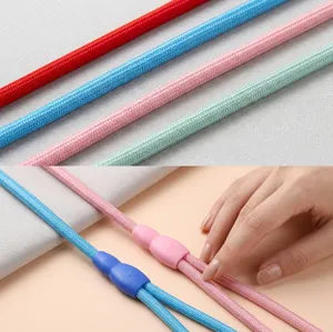 Makro-Detail der langlebigen mehrfarbigen geflochtenen Nylon-Hundeleine mit Textur und Gelenken