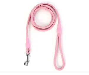Nahaufnahme der rosa strapazierfähigen Hundeleine mit Metallhaken und Schlaufe