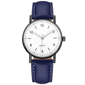 Detailansicht der minimalistischen Quarzuhr mit blauem Lederarmband und weißem Zifferblatt
