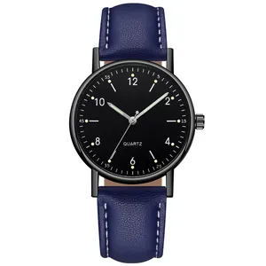 Detailansicht einer minimalistischen Quarzuhr mit schwarzem Zifferblatt und blauem Lederband