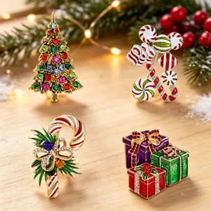 Set festivo de cuatro broches navideños con diseños de árboles y bastones de caramelo