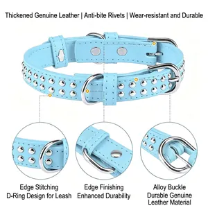 Détail des coutures et de l'anneau en D sur collier en cuir bleu clair clouté