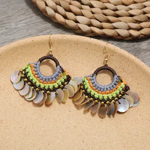 Μακροεντολή λεπτομέρεια χειροποίητων boho σκουλαρικιών με κοχύλια μαργαριταριών.
