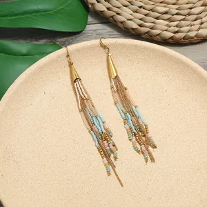 Λεπτομερής όψη boho σκουλαρίκια με χάντρες και χρυσές αλυσίδες χειροποίητης κατασκευής