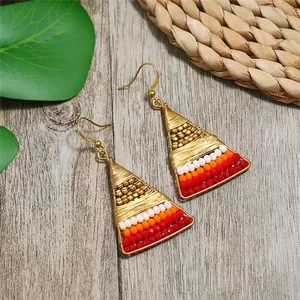 Χειροποίητα boho σκουλαρίκια με πολύχρωμες χάντρες και χρυσό σύρμα σε τριγωνικό σχέδιο