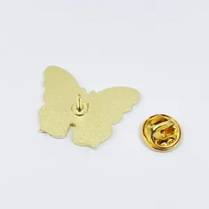 Detailansicht der goldenen Schmetterlingsbrosche mit Metallverschluss