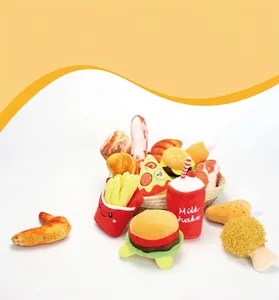 Vista dettagliata dei peluche sonori a tema fast food per cani di piccola taglia.