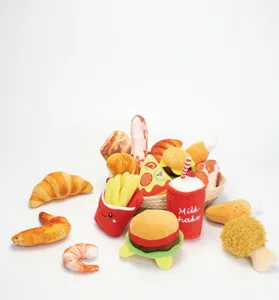 Detailansicht der quietschenden Plüschtiere im Fast-Food-Design für kleine Hunde.