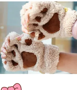 Detaillierte Ansicht niedlicher Plüsch-Katzenpfoten-Handschuhe mit weichem Samtfutter