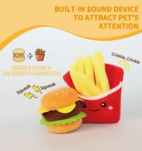 Dettaglio del gioco per cani hamburger e patatine in peluche con squeaker interno.