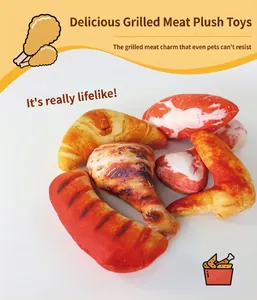 Primo piano di giocattoli di peluche sonori a forma di carne e ali di pollo