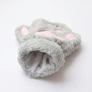 Detailansicht des weichen Plüschfutters der Katzenpfoten-Handschuhe für zusätzliche Wärme