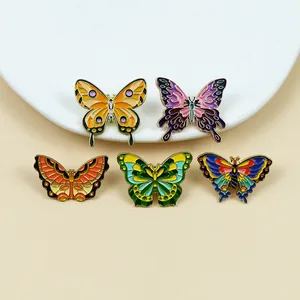 Set aus fünf farbenfrohen Schmetterlings-Emaille-Pins mit Mustern