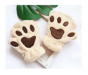 Detailansicht beige Plüsch-Katzenpfoten-Handschuhe ohne Finger mit brauner Stickerei