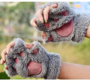 Detail der grauen Plüsch-Katzenpfoten-Handschuhe mit rosa Tatzenballen
