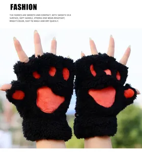 Detailansicht der niedlichen schwarz-roten plüschigen fingerlosen Katzenpfoten-Handschuhe