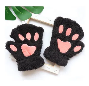 Nahaufnahme weicher schwarzer Plüschhandschuhe mit süßen rosa Katzenpfoten-Polstern