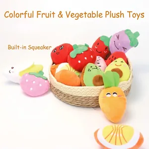 Set di colorati peluche sonori a forma di frutta e verdura per cani in un cesto